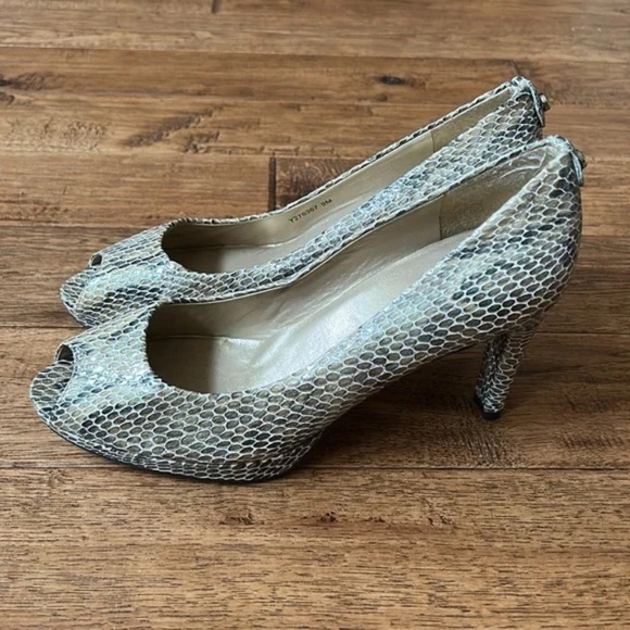 Stuart Weitzman Logo Plainfield Peep Toe Pumps Heels Mushroom Snakeskin Size 9 - Picture 6 of 11
